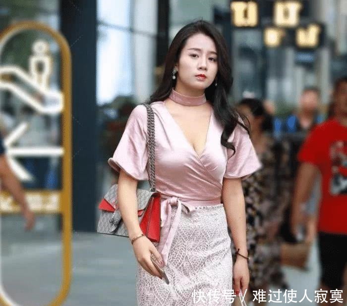 街拍追求时尚的正确做法,不是素面朝天,也不是浓妆艳抹!