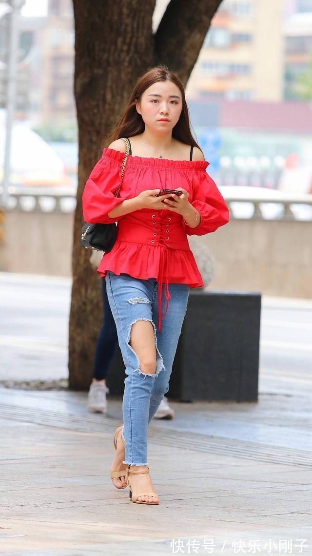 高端大气上档次 蓝色牛仔热裤搭配淡色短袖,美丽大方,休闲又不失女人味