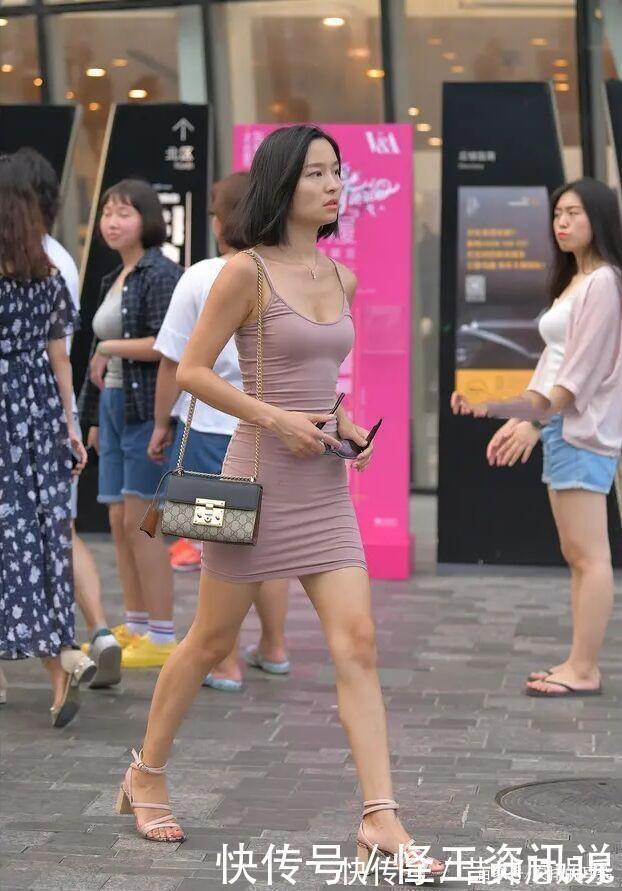 搭配 连衣裙无论单穿或者内搭,突出强烈时尚气息,魅力四射