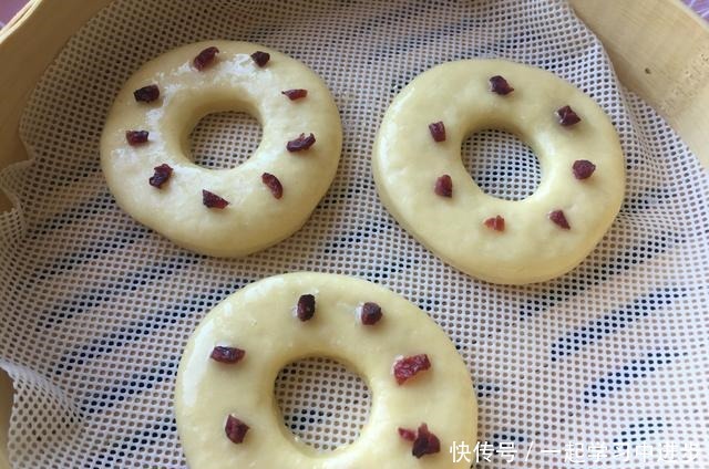 蔬菜也能做甜甜圈，绵软香甜，不油炸易消化，孩子一口气能吃仨