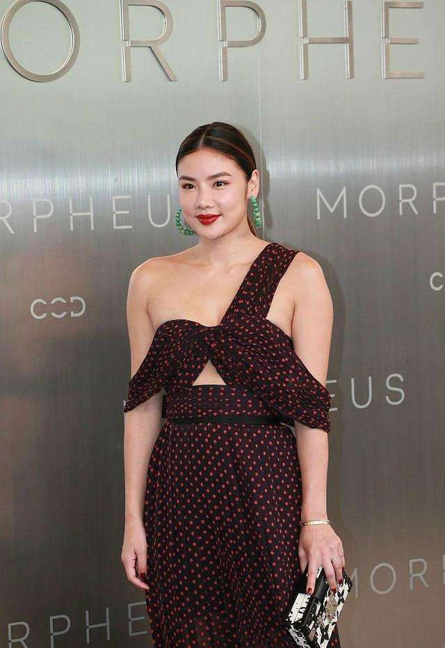 锁骨|乐基儿的身材丰润饱满，但很自信，穿棕红色波点连衣裙，性感优雅