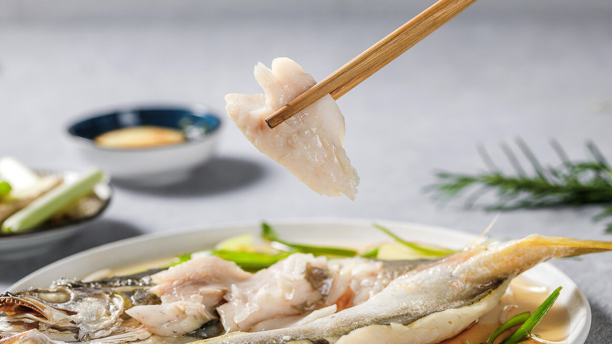 味道|清蒸鱼时,不要放食盐和料酒,教你正确的方法,鱼肉鲜香又滑又嫩