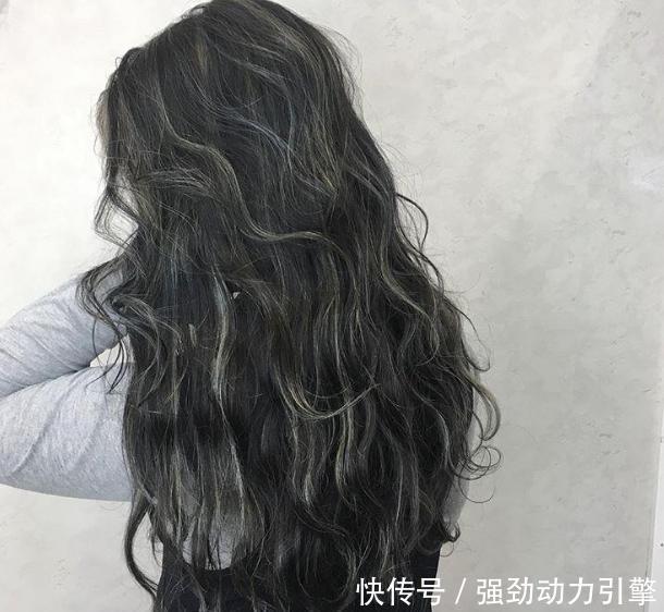 焦糖色|显白发色瞬间提升气质，黑长直可以暂时淘汰，这个发色高级感十足