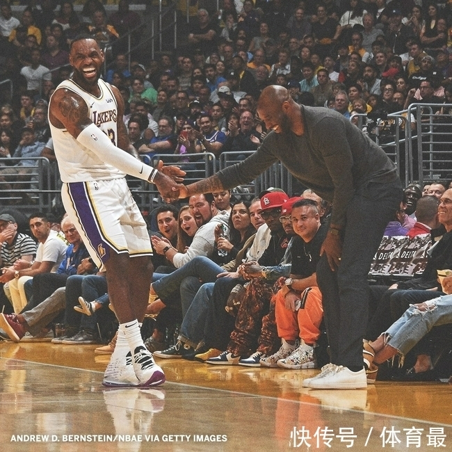 gigi|兩年前的今天 科比現(xiàn)身湖人主場(chǎng)與詹姆斯互動(dòng)