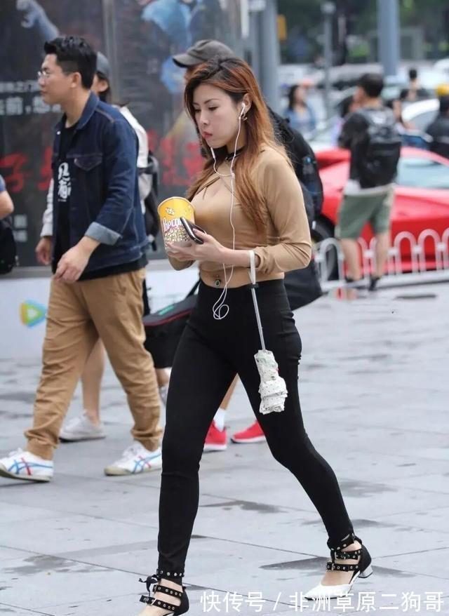 半身裤|黑色打底裤搭配时尚灰色上衣,让大腿显得更修长,制造层次感效果