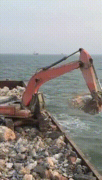 |搞笑GIF:走路不要玩手机 否则后果很严重