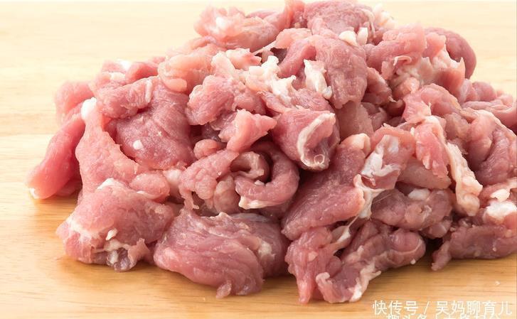 炒蒜苔时不要再直接下锅了,少做了一步,蒜苔不清脆也不入味