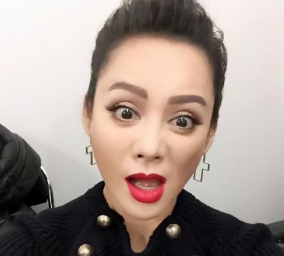 谄媚|宁静当年蹲在张国立脚边说话,表情谄媚,一旁的章子怡满脸不屑