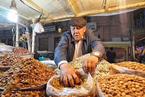  南疆的这个夜市，汇聚各种当地美食，非常有生活的气味