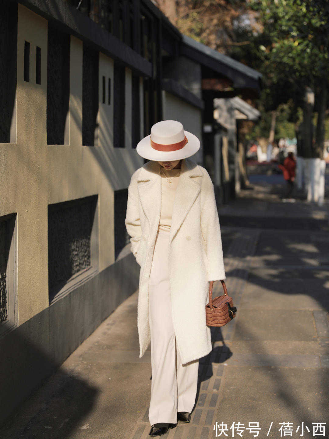 保暖 今年流行“翻领大衣”,比西装保暖比羽绒服显瘦,出街赚足回头率