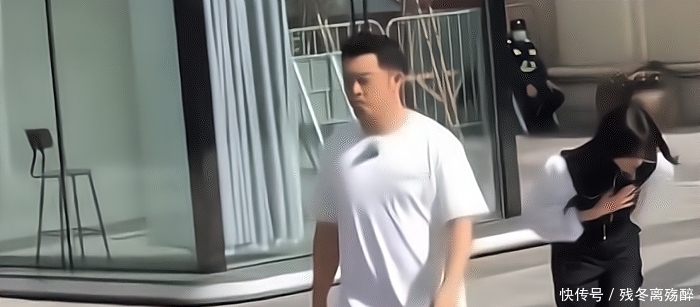 《跑男9》济南路透,跑男团队经过人群时,只一位嘉宾鞠躬太圈粉