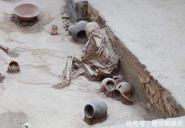  地震来临，“母亲”紧紧护着孩子死去，被人发现已过了4000年