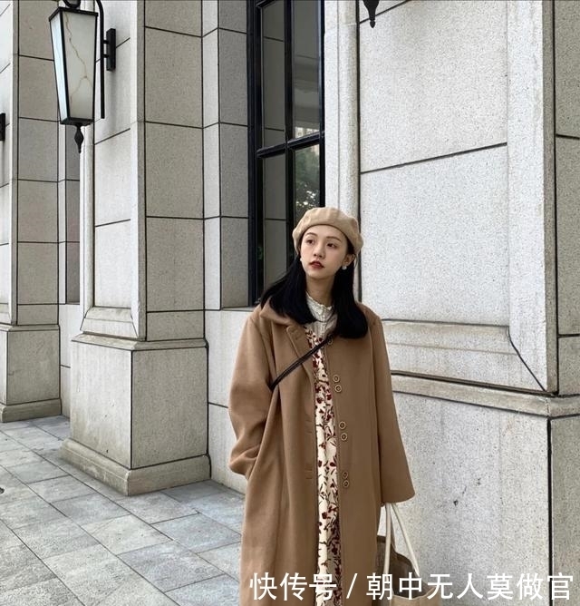 穿大衣时,记得戴“帽子”,挑对款式,穿搭优雅还高级