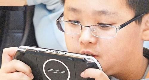 手机游戏|当代中国父母还在纵容孩子玩手机时,国外却公布了这么一条消息