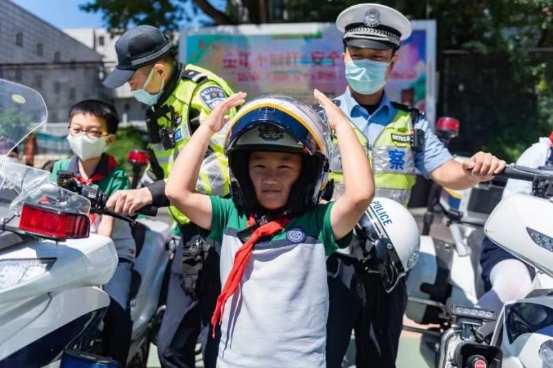 芳草地|“童年不同样 安全都一样”首都交警走进芳草地国际学校庆六一、讲安全