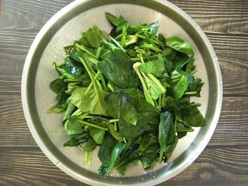 口感|炒菠菜时，记住“2放2不放”，菠菜翠绿不涩，口感特别好
