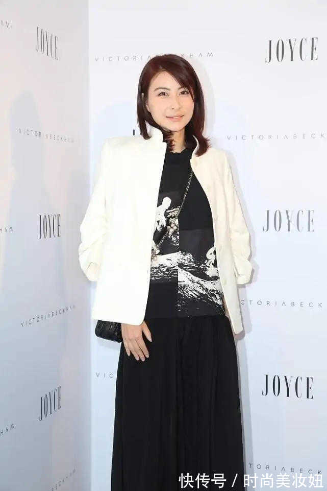 搭配|郭晶晶越简单越高级,穿黑色连衣裙配白西装,豪门阔太里罕见