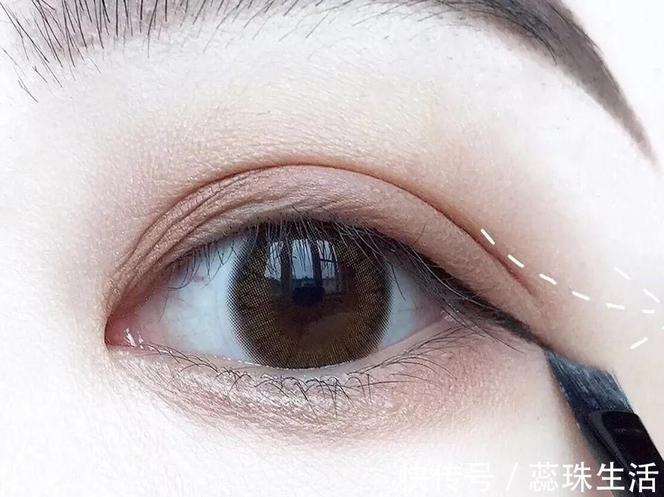 眼线|长期化妆和不化妆的女生,十年后区别也太大了吧?!