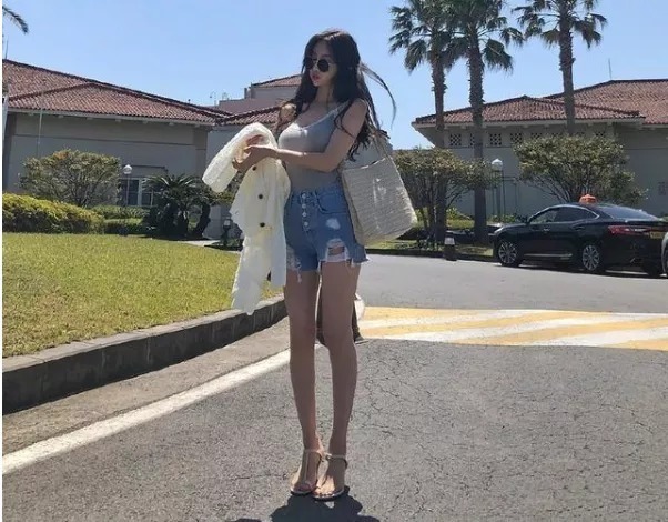 背影|穿牛仔短裤的美女，背影魅力十足，清爽又养眼