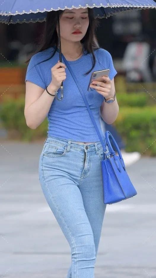 蓝色|当蓝色T恤遇见蓝色牛仔裤,元气满满的清凉风