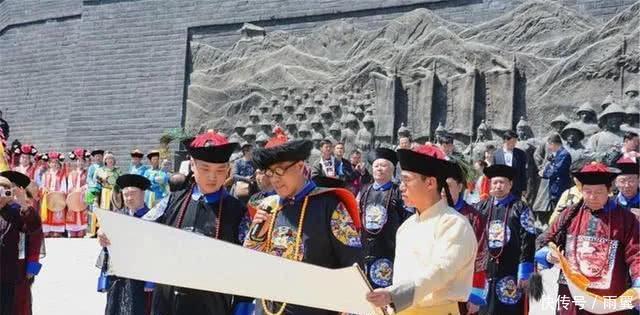 古代|他是乾隆七世孙,穿龙袍过着古代皇帝的生活,还留有皇帝扳指!