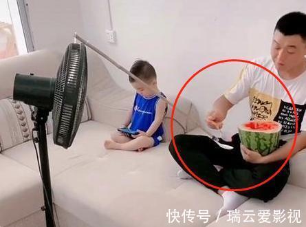 丈夫|“最懒爸爸”火了,用电风扇喂儿子吃西瓜!网友:不当科学家可惜