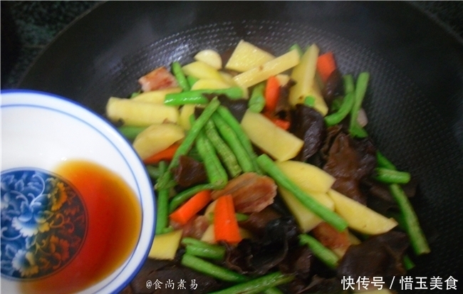 此菜，家人三天两头就想吃，食材丰富一锅出，又香又滑营养足