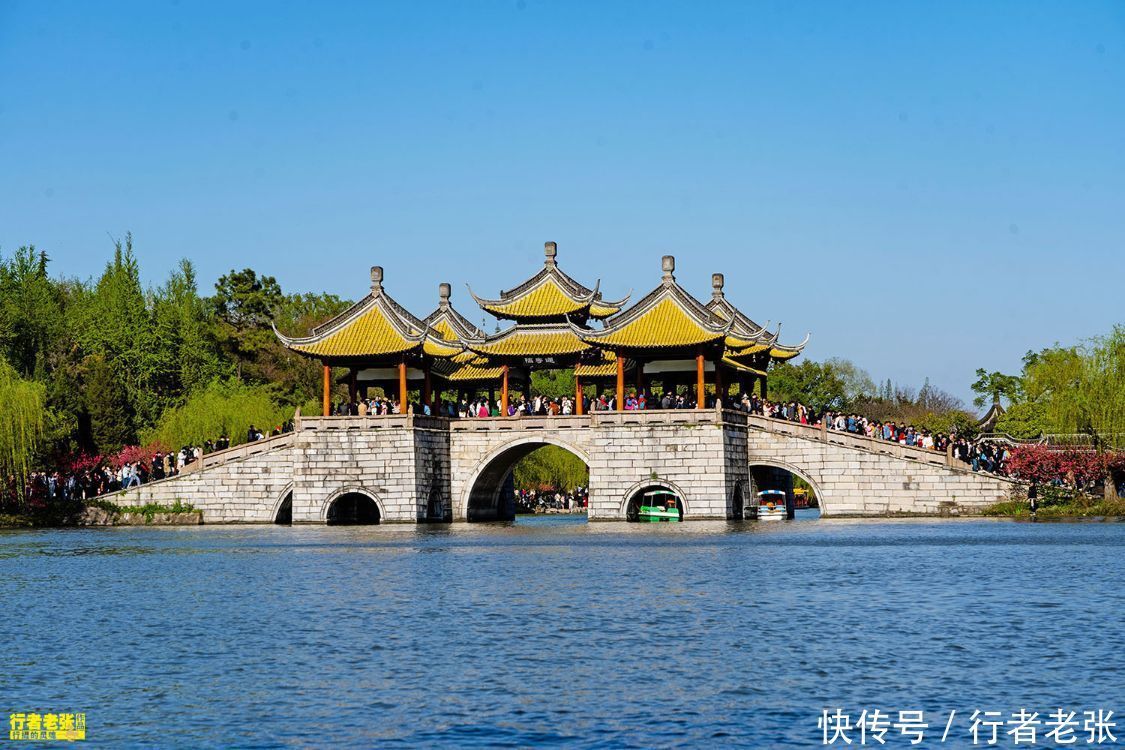 乾隆皇帝 为乾隆皇帝下江南而建的一座古桥，现在是扬州和瘦西湖的地标