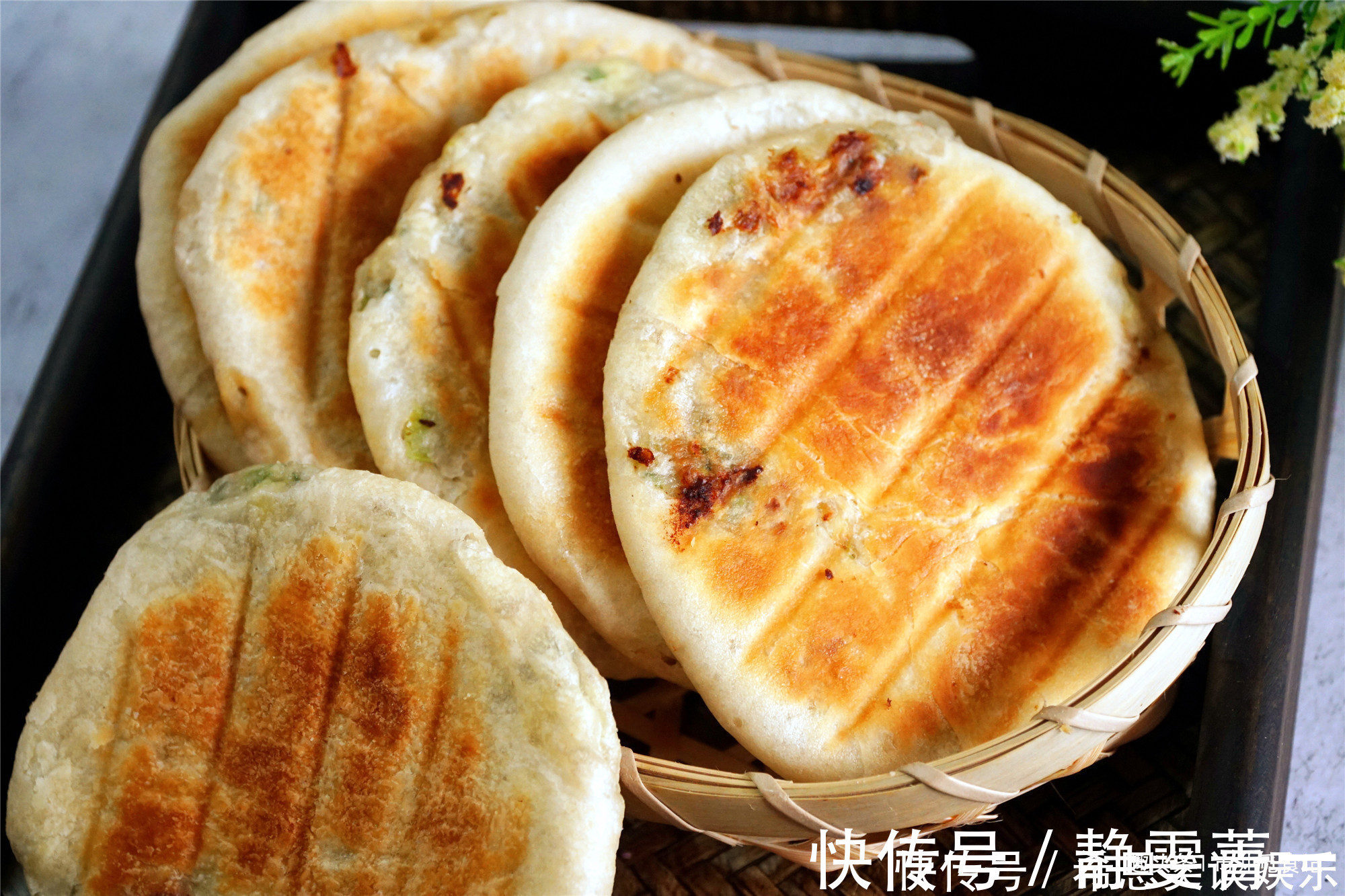 做馅饼,和好面直接包可不行,多加一步,松软酥脆,放几天都不硬