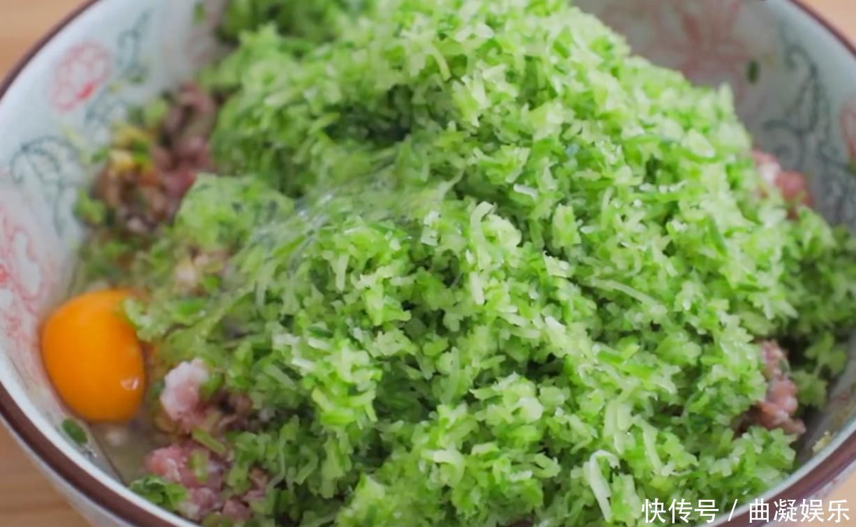  萝卜新吃法，不炒不炖不凉拌，鲜香美味，皮薄馅多，超好吃