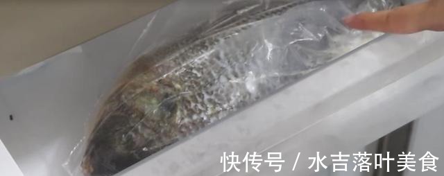 解冻鱼不能直接用水泡,海产老板教我一招,解冻后和新鲜买的一样!