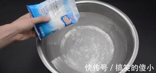 污垢|拖鞋穿久了污垢不好洗？一个简单的方法，洗完的拖鞋立马焕然一新