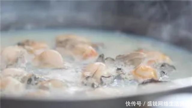 汤汁|132年前,他因煮菜忘关火意外熬出黑色汤汁,如今成家家必备产品