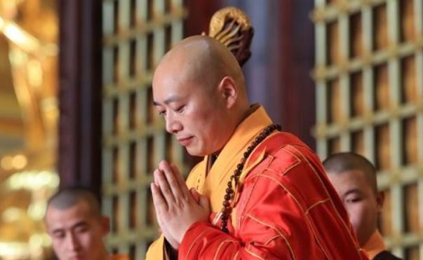 朱元璋去少林寺祭天,问朕要跪佛吗?方丈智答8字,躲过杀身之祸