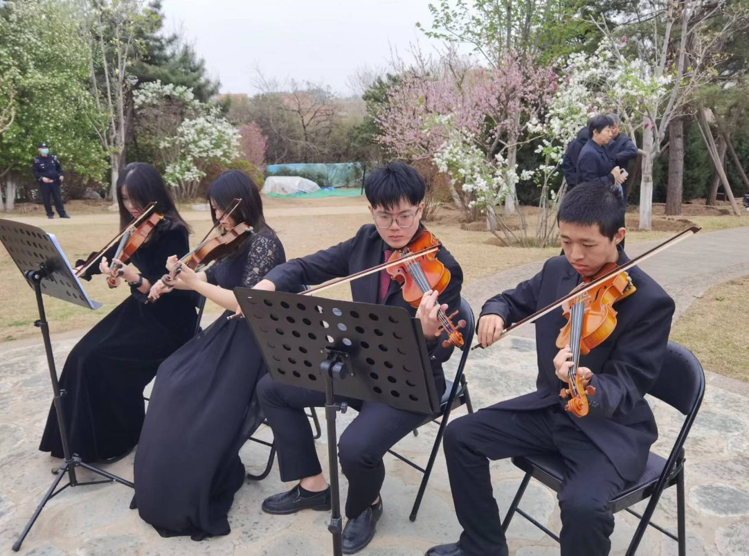 缅怀革命先辈，八宝山革命公墓举行清明红色祭扫活动