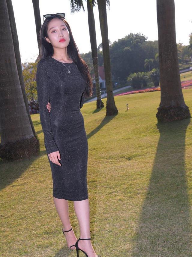 小妹妹 耀眼的黑绒面圆领长袖包臀裙,表现出曲线的身姿,彰显优雅气质