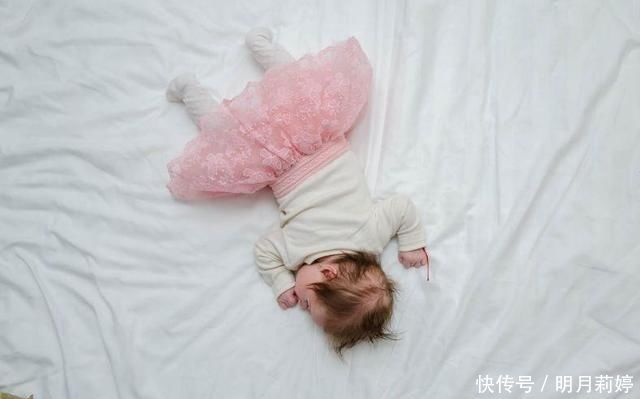 宝宝|侧睡、仰睡,宝宝睡姿到底哪种好?过来人告诉你,这种最好别用