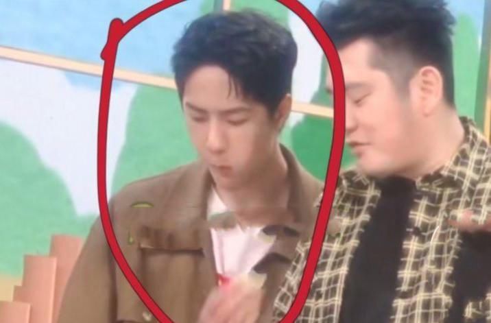  调侃|王一博成第二个“钱枫”？节目现场不停吃东西，侧脸被调侃太像枫哥