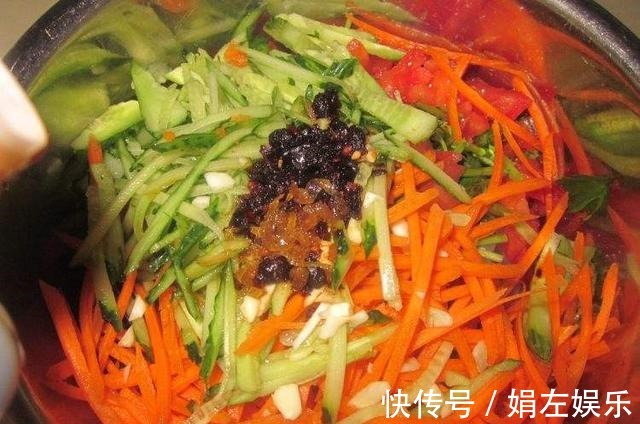 晚上到家不想做饭教你一道凉拌菜,有主食还有蔬菜,两全其美