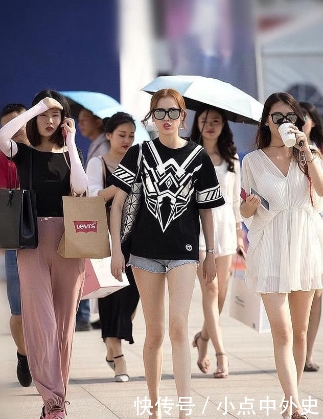 街拍：白色优雅黑边波点套裙，小蛮腰不盈一握