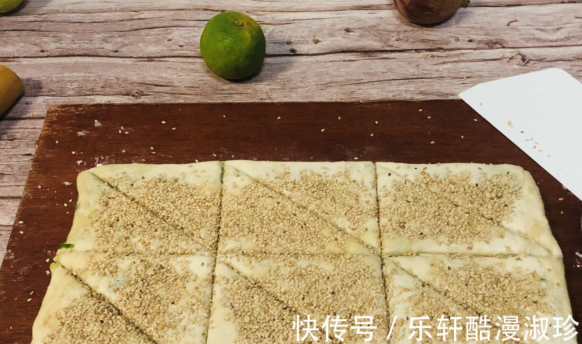 干面粉|三角葱油饼制作简单，一卷一切就成，可烙可烤，焦香酥脆