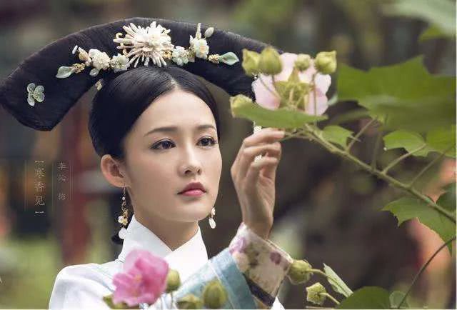 唐艺昕|李沁挽张若昀胳膊上热搜，女演员为了避嫌也需“礼仪手”吗