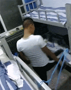 |搞笑GIF:霸气了我的姐 这辈子见过最拉风的走路姿势