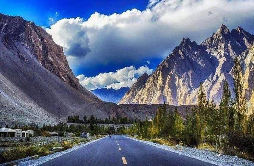 一条凝聚着中巴友谊的公路,被誉为天路,去这里要办边防证