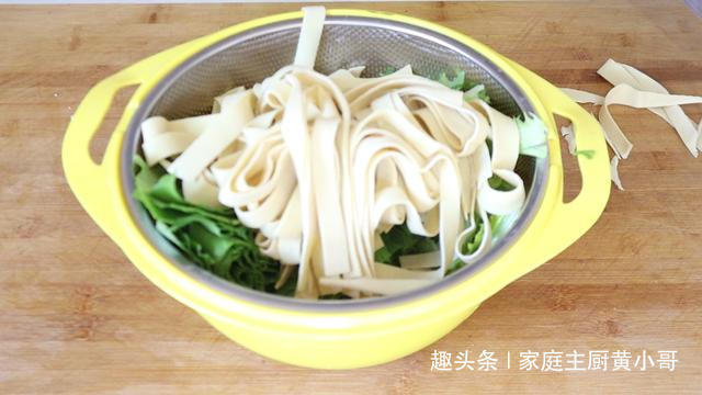 爱吃水煮鱼不会做,大厨详细教你做法步骤,20块钱本钱够全家人吃