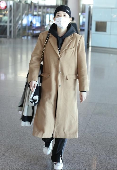 上班不知道穿什么？大衣搭配运动鞋时髦又好看，难怪刘雯也在穿
