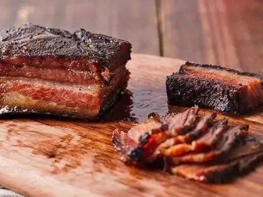  蒸腊肉，直接切片蒸就错了，这2步不能少，腊肉又香又嫩，还不咸