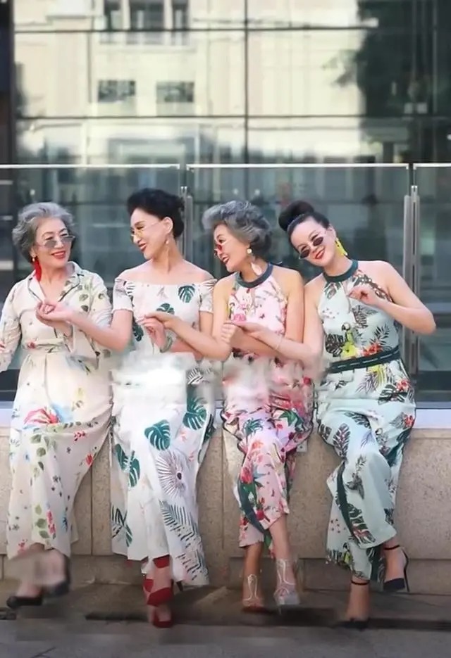 旗袍裙|谁说中国大妈不时髦？这群“时尚奶奶”穿旗袍火到国外，太长脸了