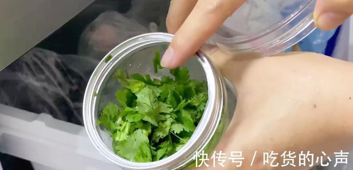大爷|香菜吃不完怎么办?卖菜大爷教你2个土方法,放上一个月依然翠绿