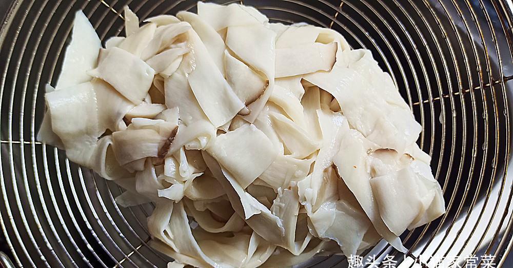 杏鲍菇凉拌比直接用热油炒出来的杏鲍菇口感更好,味道也清香
